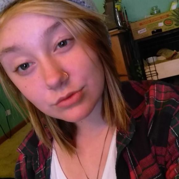 Meet your Posher, Alexia - Picture 1 of 1